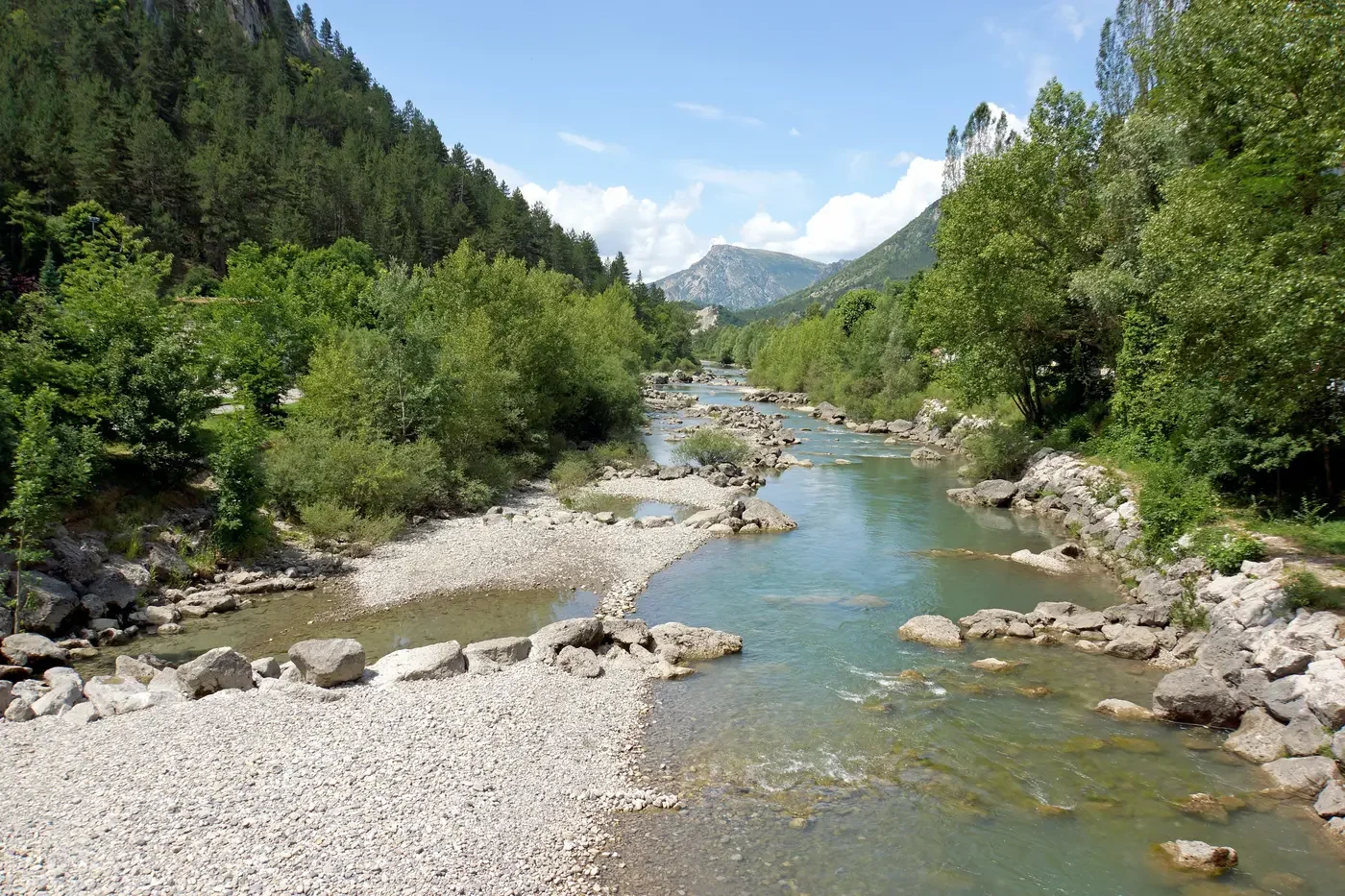 Rivier met rotsen in de bergen