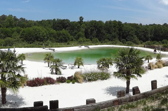 Lagune met strand op camping