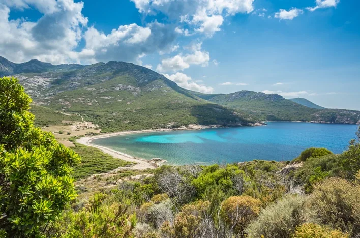 Lagune met strand en bergen op achtergrond